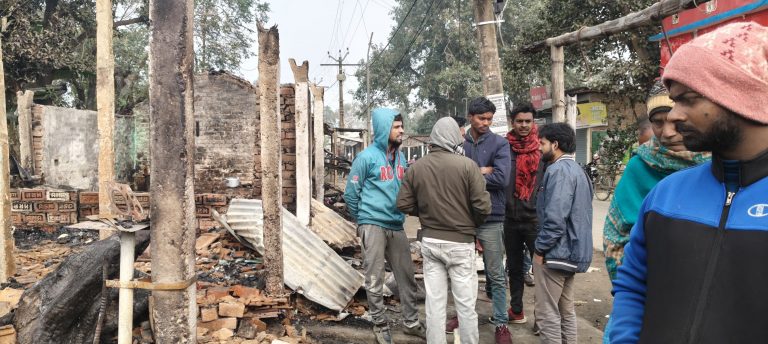 शॉर्ट सर्किट से लगी आग, छह दुकानें जलकर हुई राख, 12 लाख की संपत्ति जली