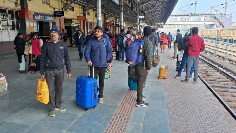Munger news : भागलपुर-जमालपुर-किऊल रेलखंड में कई ट्रेनें हुई विलंब