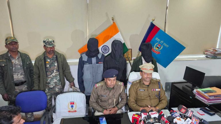 RanchiNews : देसी पिस्टल, चोरी के पिकअप वैन के साथ सरगना सहित तीन अपराधी गिरफ्तार