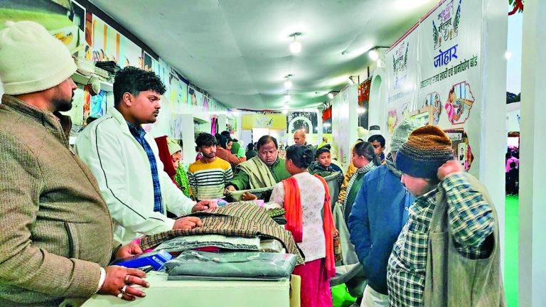 ranchi news : खादी सरस महोत्सव में हर दिन खरीदारी का उल्लास, 14वें दिन 15 हजार टिकट बिके