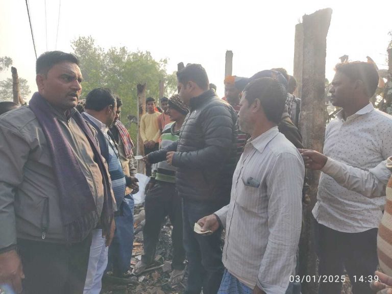भाजपा युवा मोर्चा जिलाध्यक्ष ने अग्नि पीड़ित दुकानदार की मदद की