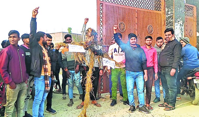 Chhapra News : प्रभुनाथ महाविद्यालय में अव्यवस्थाओं के खिलाफ छात्रों का हंगामा