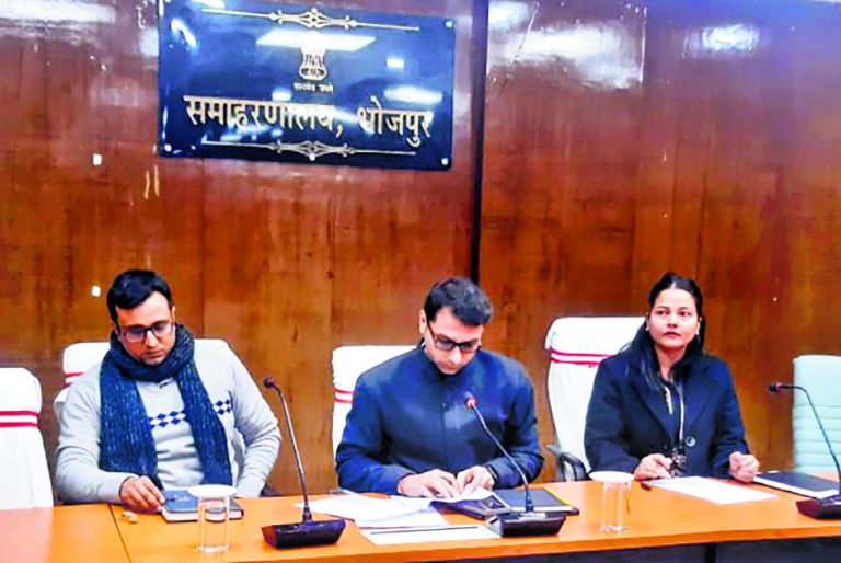 शहर से निकलनेवाले कचरे का निस्तारण नगर निगम डंपिंग यार्ड में ही करें : डीएम