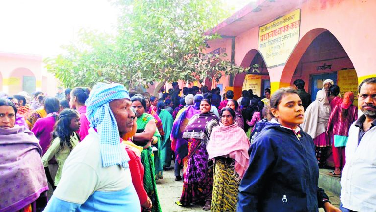 स्कूल के लिए बांस की छड़ी लाने गये तीन छात्र आये करेंट की चपेट में, एक की मौत