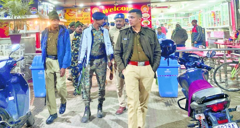 Gopalganj News  : संध्या स्वीट्स के कर्मी को गोली मारने के मामले में एसपी ने की जांच, प्रत्यक्षदर्शियों से की पूछताछ
