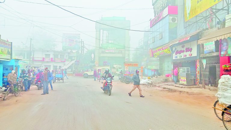 Chhapra News : कुहासे से रफ्तार पर लगी ब्रेक, ठंढ का असर बढ़ा