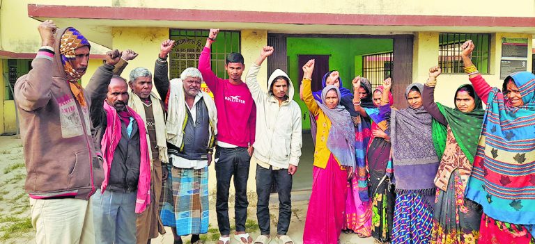 स्वच्छताकर्मियों ने बकाया मानदेय का भुगतान की मांग को लेकर किया प्रदर्शन