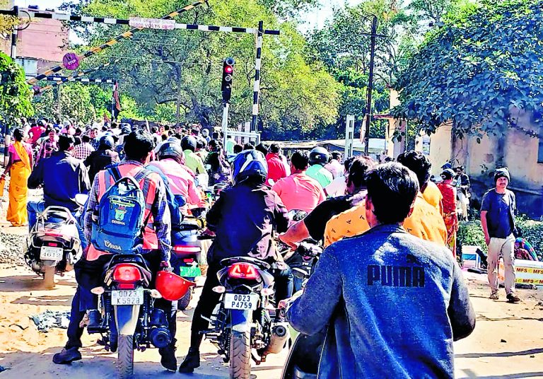 Jharsuguda News: चौकीपाड़ा में दोनों फाटक के किनारे का रास्ता रेलवे ने कराया बंद, लोगों में नाराजगी