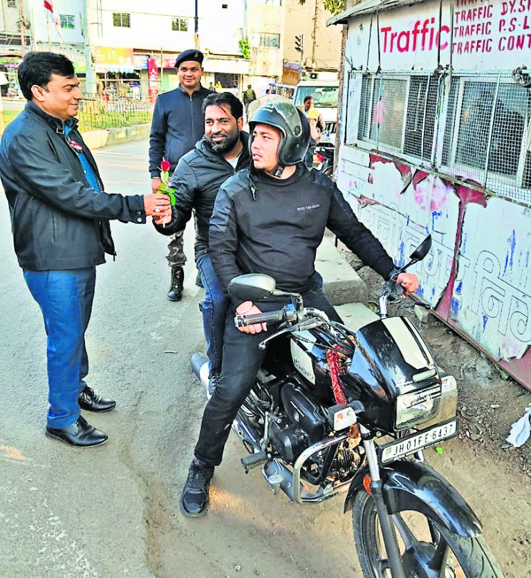 Ranchi News : वाहन जांच के दौरान पल्सर छोड़ भागा युवक, वाहन सीज