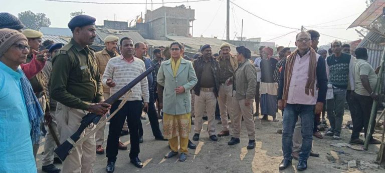 अतिक्रमणकारियों पर चला प्रशासन का बुलडोजर