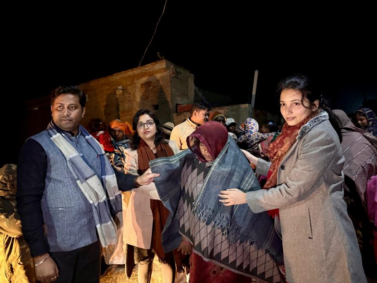 जरूरतमंदों के बीच अधिकारियों ने बांटा कंबल