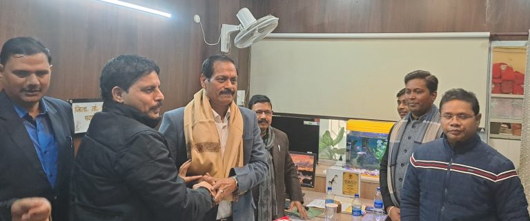 कार्यक्रम आयोजित कर पूर्व लोक शिकायत एडीएम को अधिकारियों ने किया सम्मानित