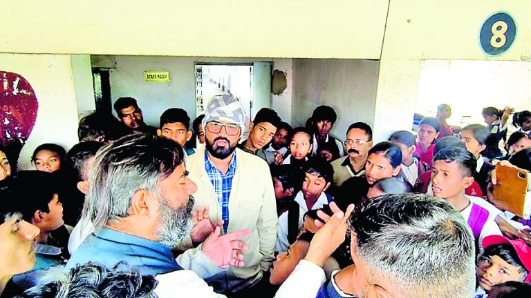 हिंदी हाइ स्कूल में ज्यादा फीस को लेकर फिर हंगामा