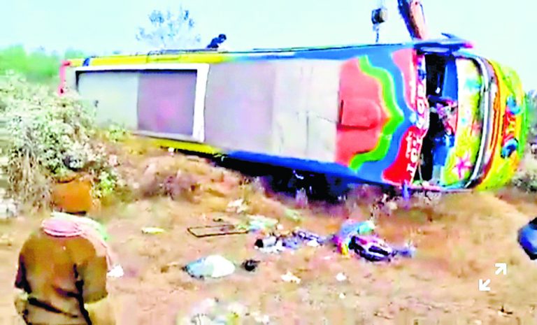 कोलकाता से मुकुटमणिपुर जा रही टूरिस्ट बस दुर्घटनाग्रस्त, कई जख्मी