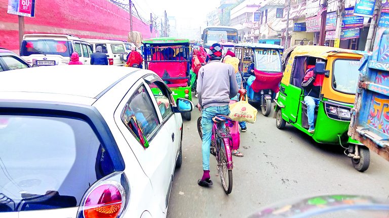 Chhapra News : नगर निगम क्षेत्र के हर रोड पर अतिक्रमण, रोज लगता है जाम