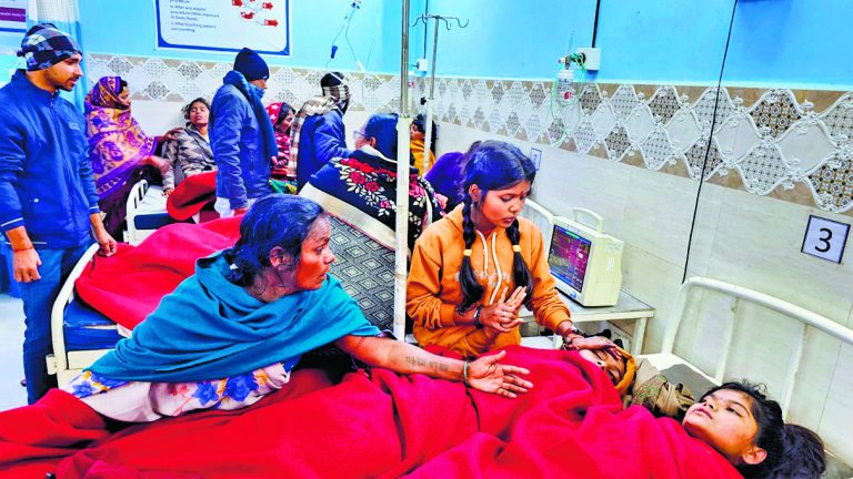 उत्क्रमित उच्च विद्यालय कुटौत में ठंड लगने से 12 छात्राएं हुईं बेहोश