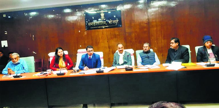 योजनाओं को जल्द पूरा नहीं करने पर होगी कार्रवाई : जिलाधिकारी
