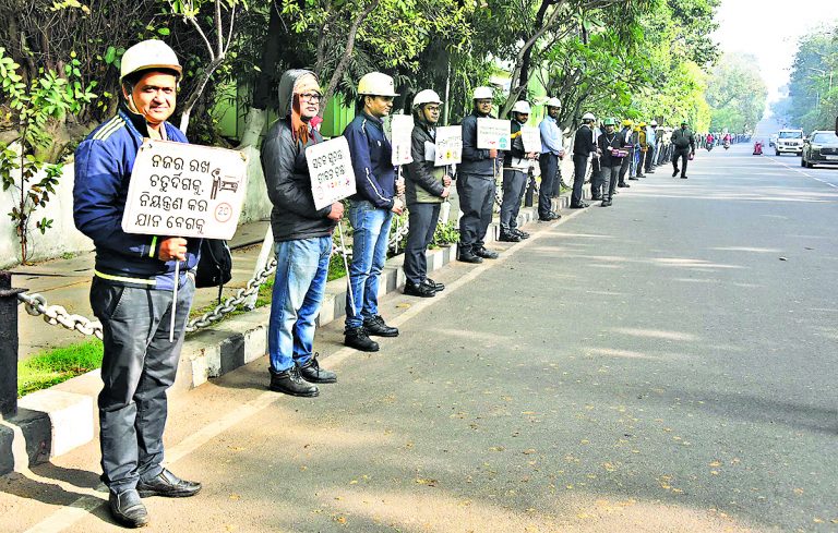 Rourkela News: मानव शृंखला बना वाहन चलाते समय नियमों का पालन करने का दिया संदेश