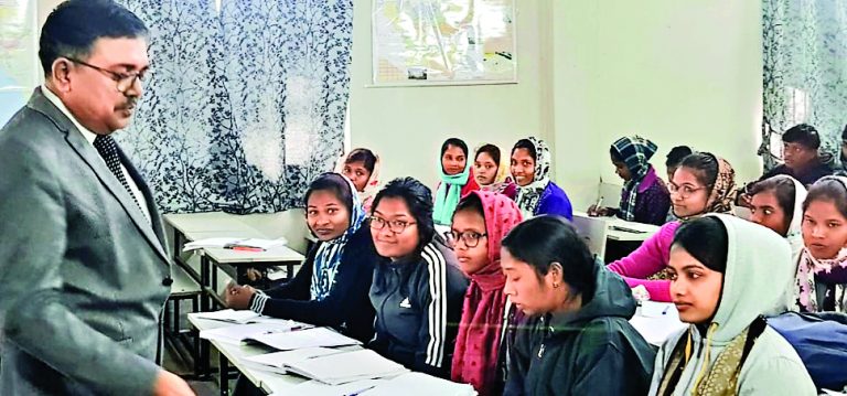 Ranchi News : प्रोफेशनल शिक्षकों को सूचीबद्ध कर आदिवासी हॉस्टलों में मुफ्त कोचिंग संचालित करें : आयुक्त