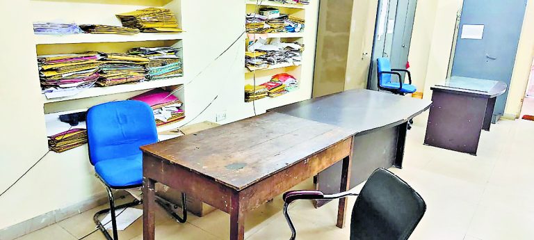 Ranchi News : हाजिरी बनाकर गायब थे कर्मचारी, डीसी से शिकायत