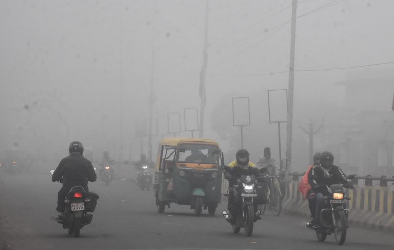 कड़ाके की ठंड से जनजीवन बेहाल, सर्दी ने बढ़ायी ठिठुरन