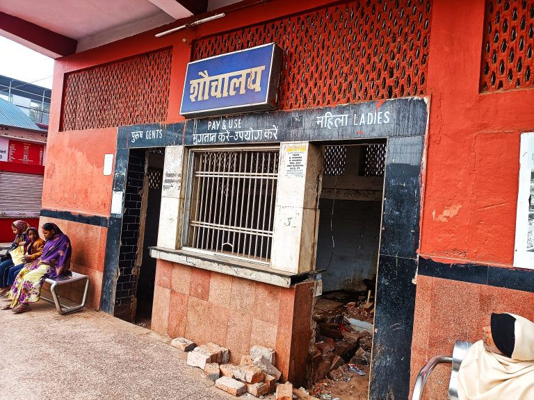बिहटा स्टेशन पर मूलभूत सुविधाओं की कमी