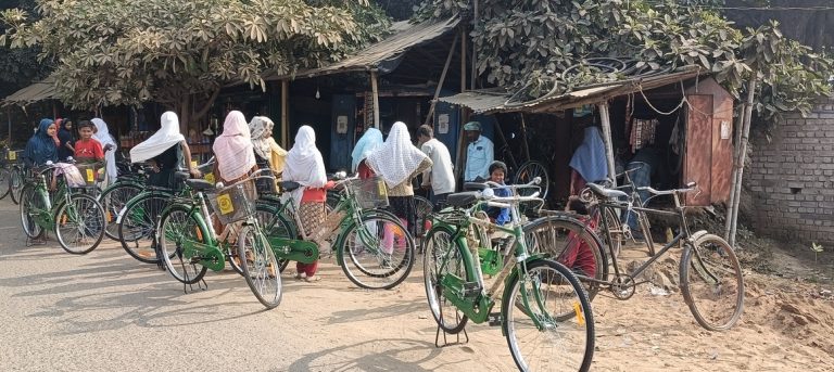 बच्चे कैसे पहुंचेंगे स्कूल, थमा दी गयी पंचर और चैन टूटी साइकिलें