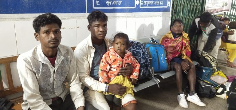 Chaibasa News : बोड़दा पुल की रेलिंग से टकरायी टाटा मैजिक, नौ घायल