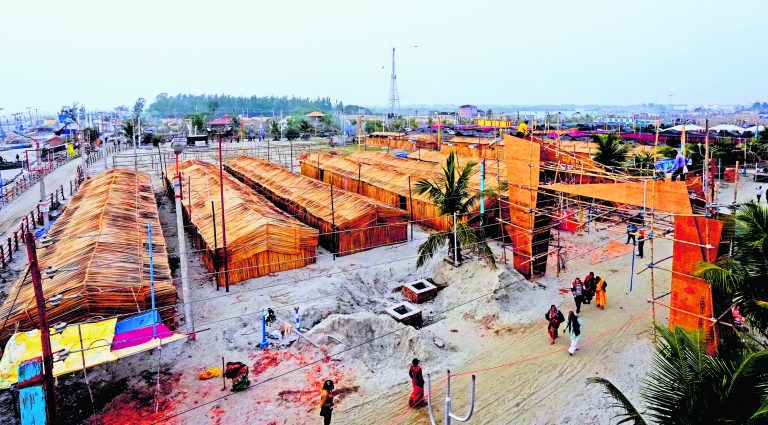 गंगासागर पहुंचने लगे तीर्थयात्री, मेले की तैयारियां पूरी, आज आयेंगी सीएम