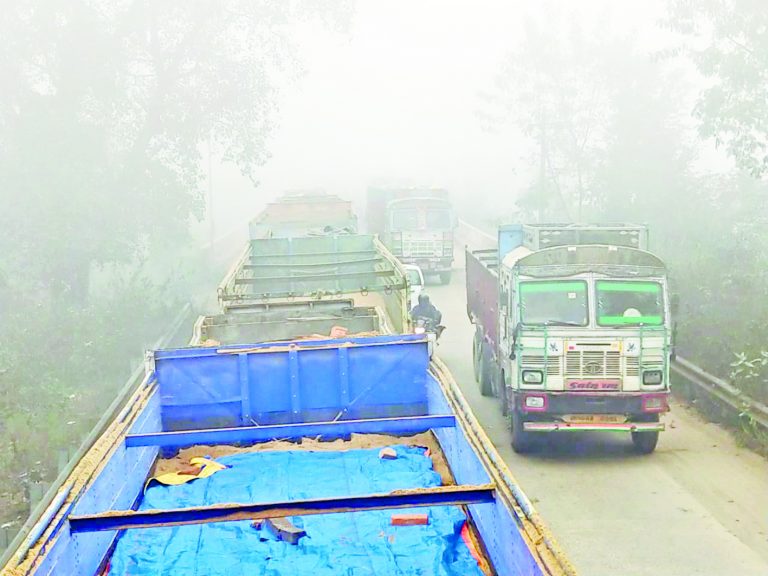 भीषण जाम में 18 घंटे तक फंसे रहे स्कूली बच्चे