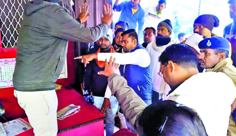 सरैंया में अवैध आरा मशीन पर वन विभाग की छापेमारी