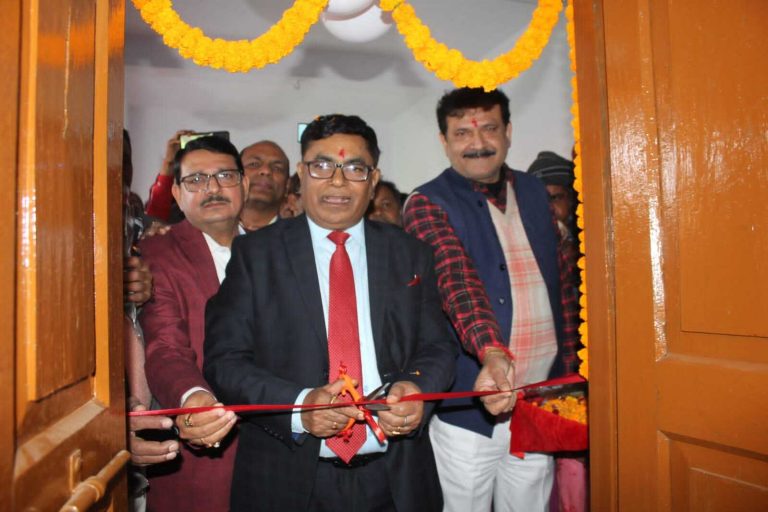 डाकघर से जुड़कर रोजगार प्राप्त कर रहे महिला व पुरुष