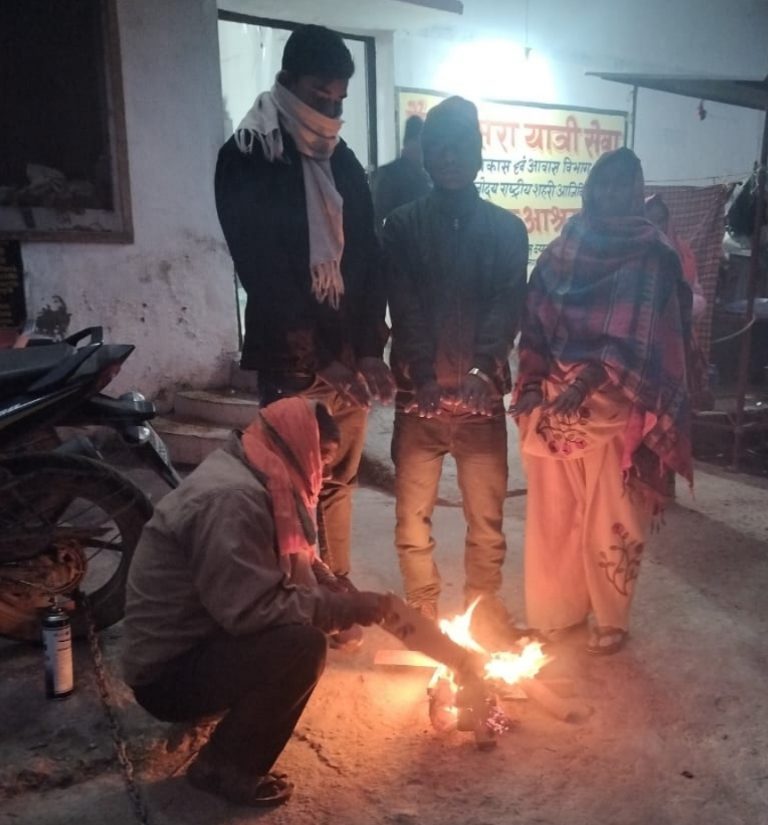 Darbhanga News: शीतलहर से जनजीवन बेपटरी, घर के अंदर भी कंपा रही कड़ाके की ठंड