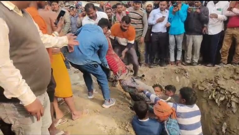 निगम के निर्माणाधीन सीवरेज में मिट्टी का धंसना गिरने से एक मजदूर की मौत