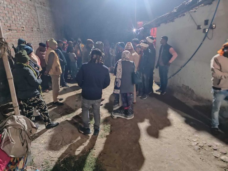 घर के दरवाजे पर आग ताप रहे युवक की गोली मार कर हत्या, आक्रोशित ने किया सड़क जाम