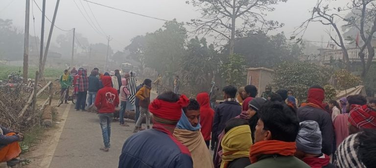 ट्रक की ठोकर से एक की मौत, दूसरा जख्मी, सड़क जाम