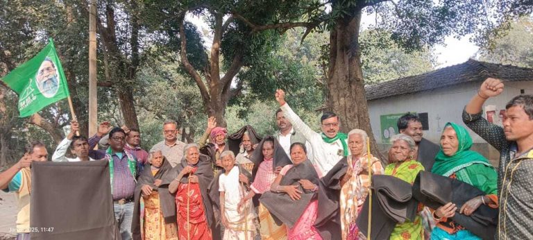 झामुमो कार्यकर्ताओं ने जरूरतमंदों के बीच बांटे कंबल