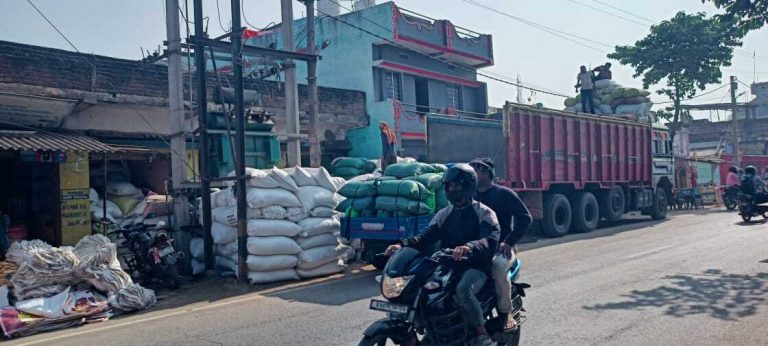 ट्रांसफॉर्मर के नीचे धान के पुआल की लोडिंग हादसे को दे रहा आमंत्रण