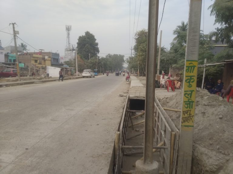 बिना विद्युत पोल हटाये हो गयी नाला की ढलाई, ग्रामीणों में आक्रोश