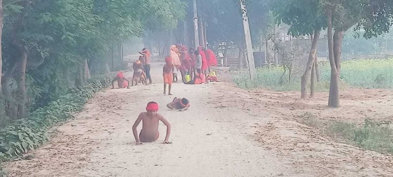 कड़ाके की ठंड में दंड देकर देवघर जा रहे समस्तीपुर के शिवभक्त