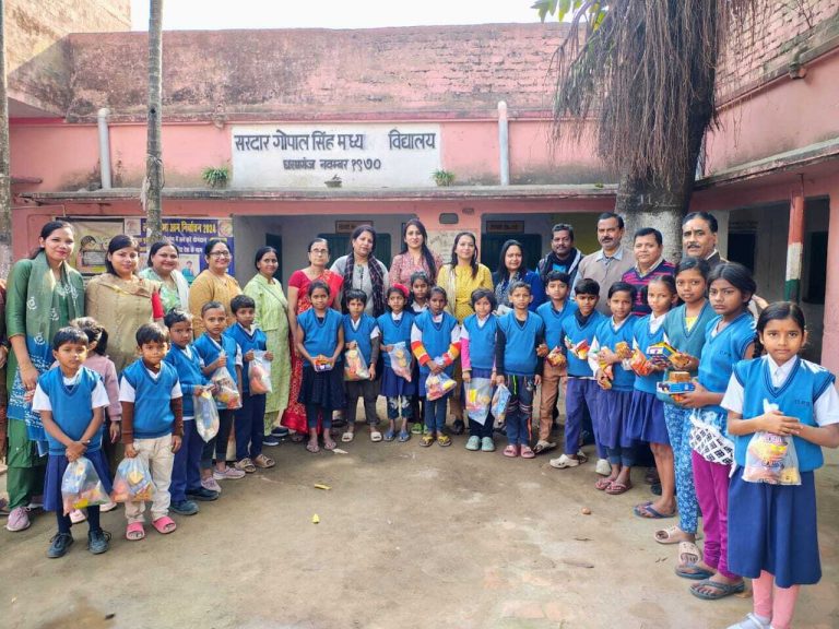 प्रगति शाखा ने स्कूली बच्चों के बीच स्वेटर किया वितरित