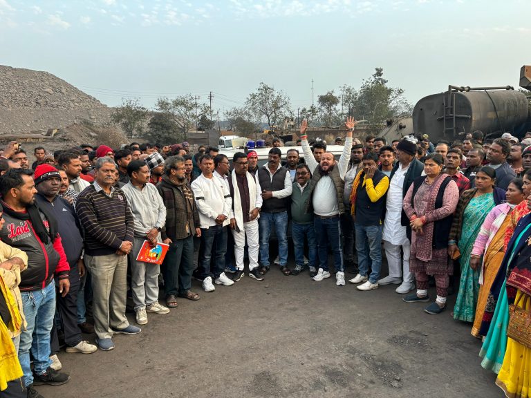 Dhanbad News :आउटसोर्सिंग में झुलसे कर्मी की मौत, मुआवजा के लिए शव रख हिलटॉप का रोका काम