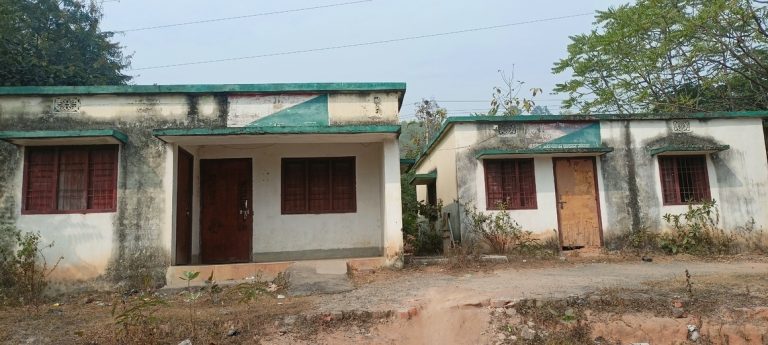 लाखों रुपये की लागत से बना फॉरेस्ट गार्ड आवासीय कॉलोनी बेकार