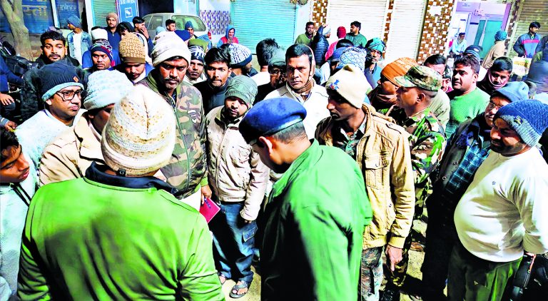 शेरघाटी में क्लिनिक पर बमबारी व गोलीबारी