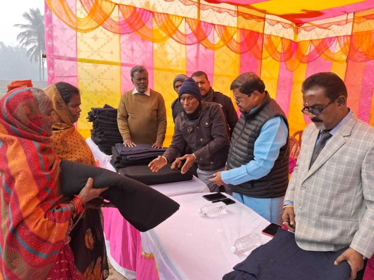 100 से अधिक गरीब, दिव्यांग व असहाय के बीच कंबल का वितरण