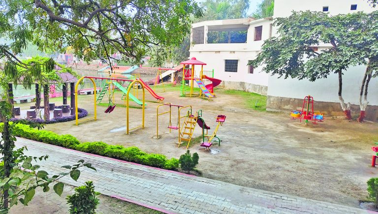 Buxar News: तेज पछुआ हवा से बढ़ी ठिठुरन, अलाव बना सहारा