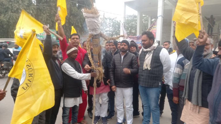 जन सुराज कार्यकर्ताओं ने दिया धरना