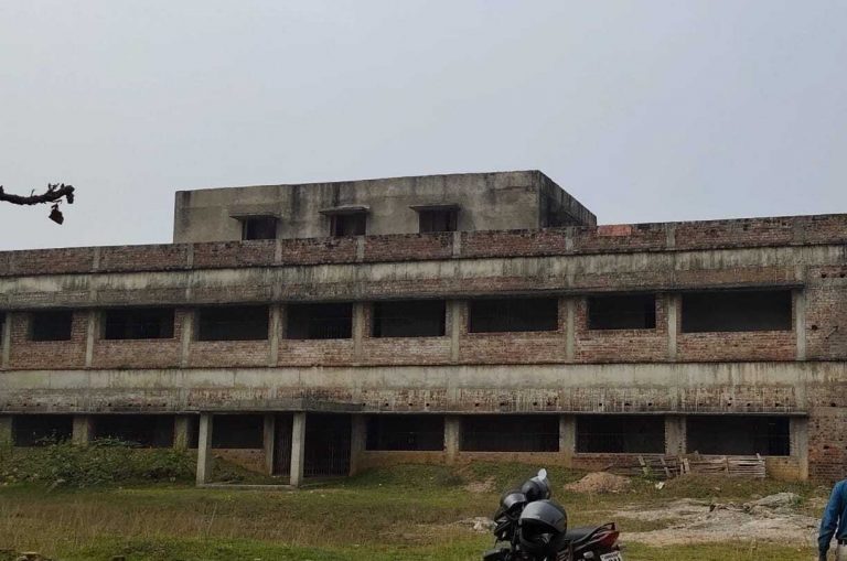 East Singhbhum News : डुमरिया आदर्श स्कूल में दो शिक्षकों के भरोसे छठी से 12वीं तक पढ़ाई
