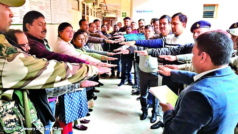 Ranchi news : डीटीओ ने सड़क सुरक्षा की प्रतिज्ञा दिलायी