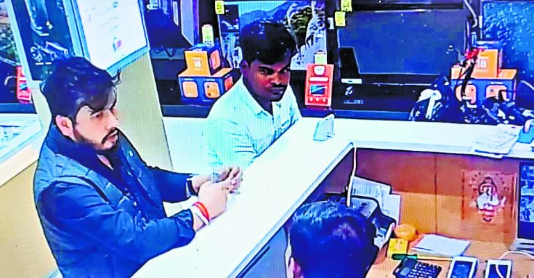 Ranchi News : एटीएम कार्ड बदलकर 44 हजार रुपये की टीवी खरीदी